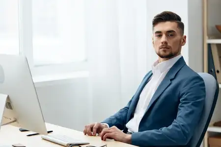 Бизнесмены сидят за компьютером, работают