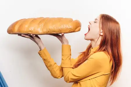 Женщина со свежим батоном, голод, калории, еда, мучной продукт