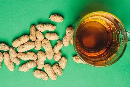 Пивная кружка, арахис в скорлупе, бар, алкоголь, зеленый фон