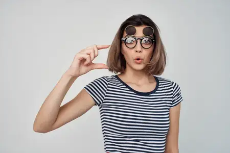 Симпатичная женщина в очках и полосатой футболке, летняя мода