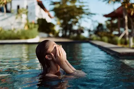 Крупный план хорошего самочувствия и отдыха у воды