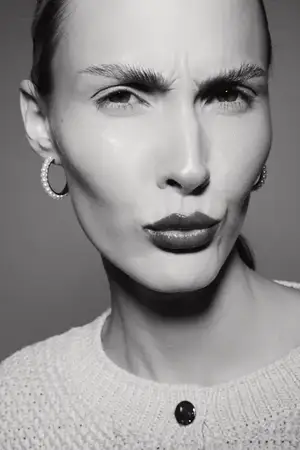 Молодая белая женщина с бледной кожей, выражающая скептицизм на черно-белом фото крупным планом
