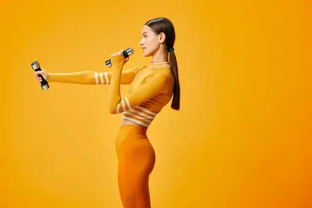 Спортивная женщина выполняет упражнение для рук с гантелями