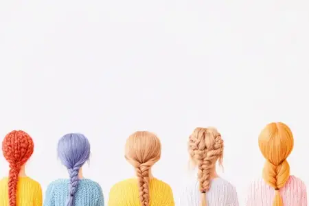 Пять женщин с разноцветными заплетенными прическами стоят в ряд, демонстрируя уникальные текстуры волос и яркие цвета, что идеально подходит для продвижения модных тенденций в области волос