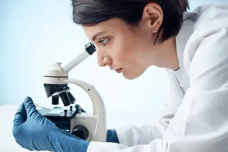 Лаборант в белом халате проводит исследования, используя технологии и анализ для диагностики