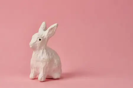 Пасхальный кролик на розовом фоне, игрушечное животное, праздники