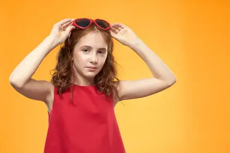 Девочка в чёрных очках и красном платье