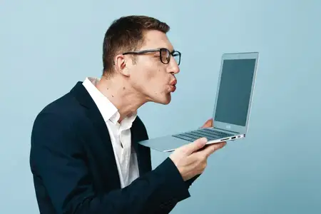 Мужчина с ноутбуком испытывает шок, стресс, работая онлайн, разочарованное выражение лица, менеджер на рабочем месте, эмоция, проблема, работа, использование, за рабочим столом, парень, ноутбук…