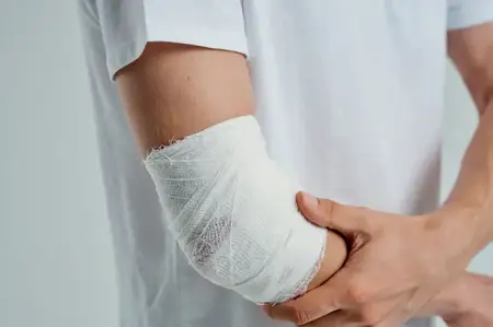 Больной мужчина с перевязанной рукой, травма пальцев, изолированный фон