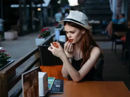 Женщина на улице, летнее кафе, отдых, завтрак