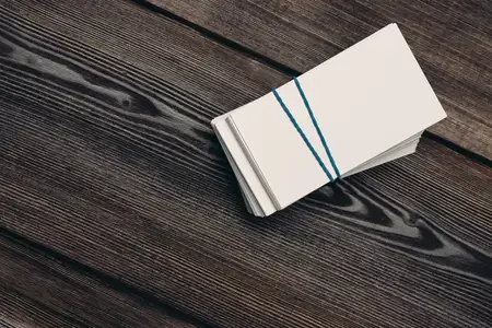 Связки визитных карточек на деревянном фоне, вид сверху, работа, финансы