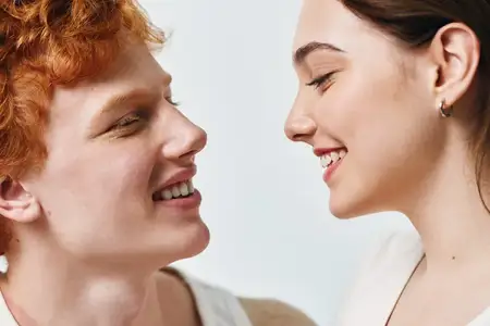 Молодая пара, улыбающаяся и крупным планом, демонстрирующая эмоции и привязанность