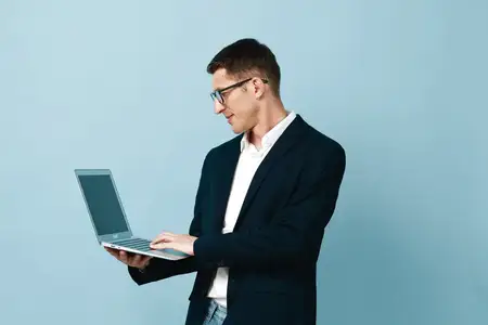 Современный мужчина на работе