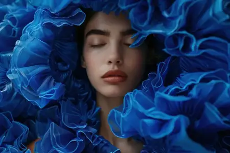 Женщина, мечтающая среди нежных голубых лепестков цветочного сада, с закрытыми глазами в состоянии умиротворенного блаженства