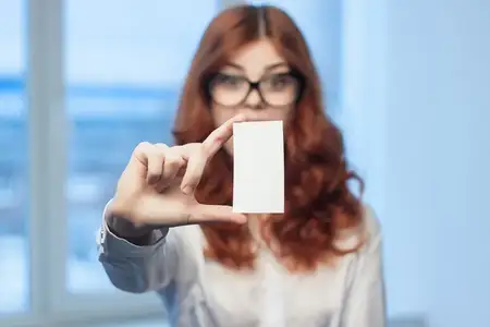 Деловая женщина держит визитную карточку, офис, руководитель, финансы, свободное пространство для копирования