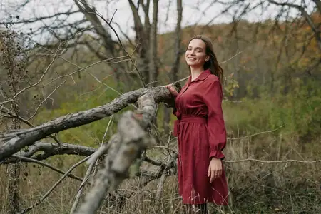 Мягкий естественный свет, землистые тона и открытое пространство создают спокойное настроение, которое подчёркивает аутентичность и достоверность, приглашая зрителей в искреннюю уличную сцену