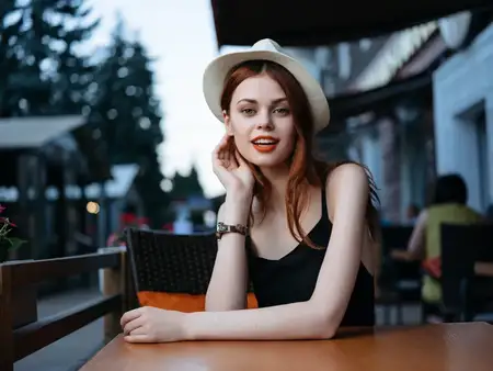 Симпатичная женщина в летнем кафе, отдых, летнее общение