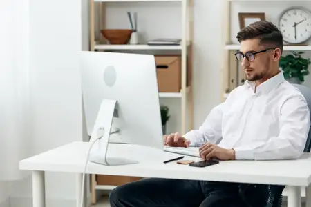 Бизнесмены работают за компьютером в интернете, излучая официальную уверенность и владение технологиями