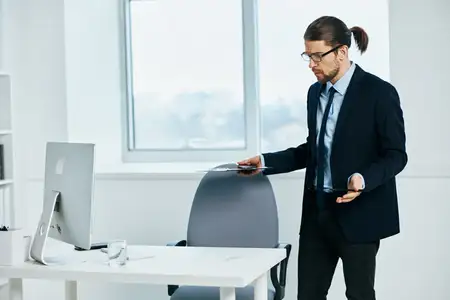 Мужчина-менеджер проявляет эмоции на работе, держа в руках документы, демонстрируя стиль жизни