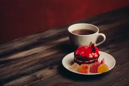 Чашка чая, красный торт на блюдце, сладости, десерт, деревянный фон