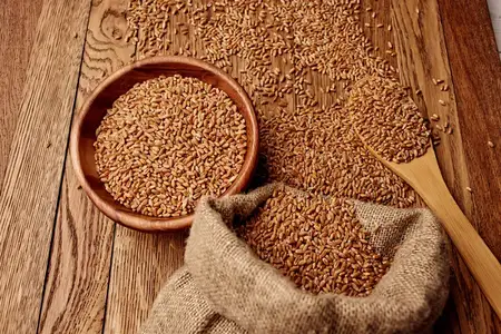 Тарелка с органическими хлопьями, ингредиенты продукта на деревянном столе