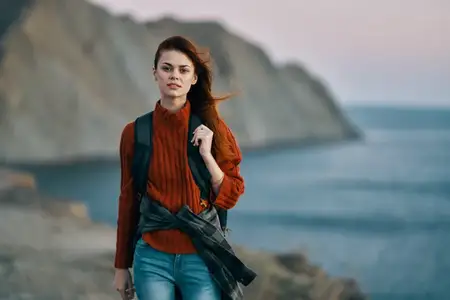 Счастливая женщина-туристка путешествует у моря в горах, крупный план