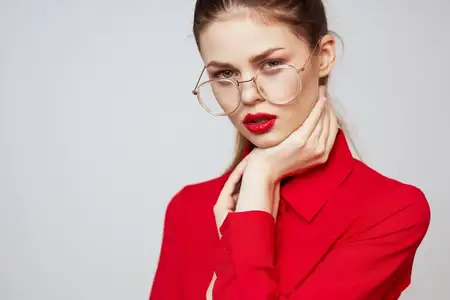 Привлекательная женщина с ярким макияжем на светлом фоне, жестикулирующая руками, обрезанный вид, эмоции, веселье