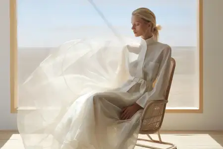 Фэнтезийная принцесса в стиле Vogue: гламурная и роскошная дама с элегантностью смотрит на себя в зеркало, демонстрируя потрясающую прическу для свадьбы