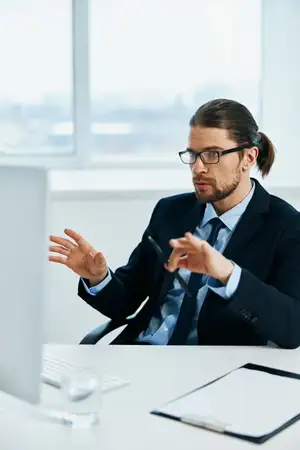 Офисный работник жестикулирует руками в офисе