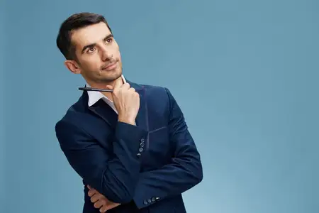 Бизнесмены в современном стиле, ручка в руке, задумчивый вид, официальный, изолированный фон