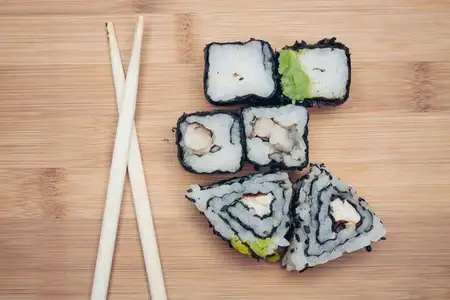 Японская кухня: роллы суши, традиционная еда, палочки для еды