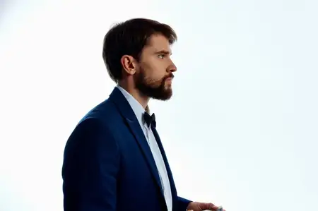 Мужчина в костюме, с долларами, миллионер