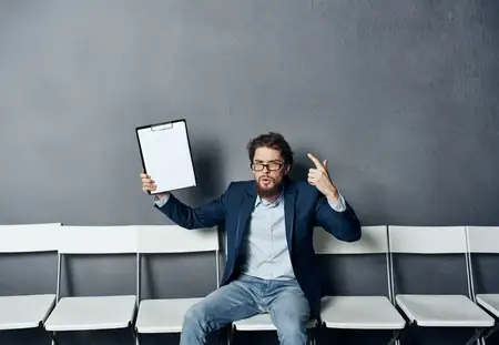 Бизнесмен ожидает рекомендации по резюме для работы
