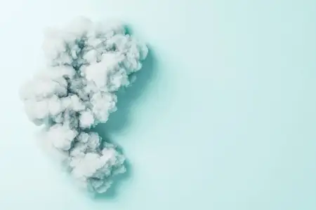 Абстрактное серое облако дыма парит на безмятежном светло-голубом фоне, вызывая чувства спокойствия и благополучия, идеально подходит для тем медитации или релаксации