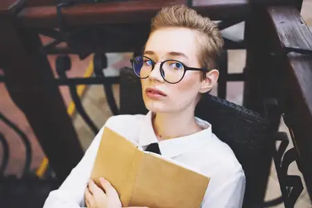 Женщина за столиком в кафе