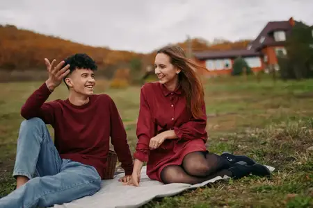 Сцена вызывает тепло, доверие и естественную непринужденность: повседневный стиль и землистые тона намекают на настоящую связь, комфорт и обнадеживающее повседневное настроение