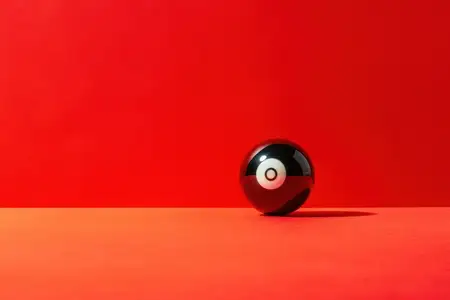 Этот выразительный черно-белый дизайн изображает круглый предмет на красной поверхности, подчеркивая современное искусство и минимализм