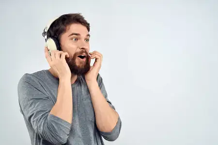 Мужчина в наушниках слушает музыку