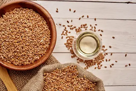 Крупа на столе, кухонные продукты, вид сверху