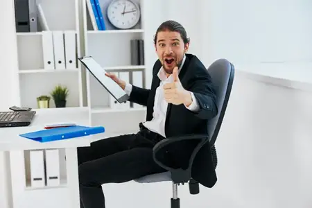 Бизнесмены в рабочем процессе в офисе с документами и эмоциями