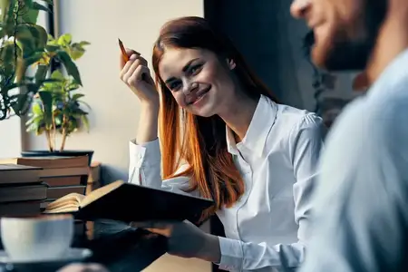 Мужчина и женщина, коллеги по работе, образ жизни, финансы