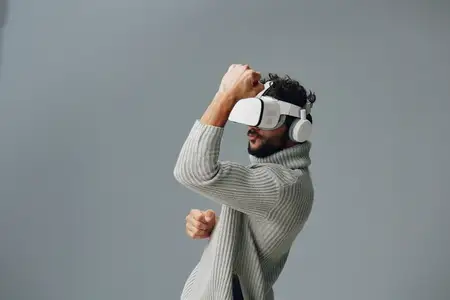 Мужчина в VR-очках