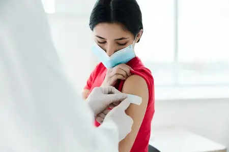 Пациент после инъекции, здравоохранение, коронавирус