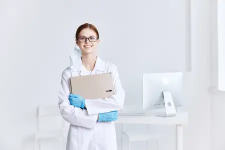 Женщина-врач работает в лаборатории в качестве ассистента
