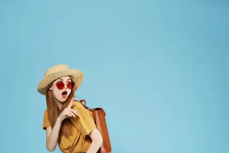 Женщина в шляпе с сумкой, летний стиль, путешествие, мода