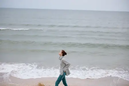 Красивая женщина в пасмурную погоду у моря