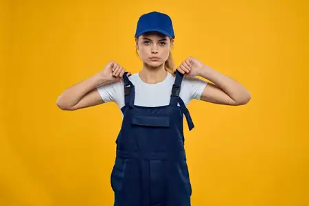 Женщина в рабочей форме и синей кепке, курьерская служба, жёлтый фон