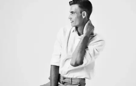 Фотография красивого мужчины на светлом фоне, обрезанный вид
