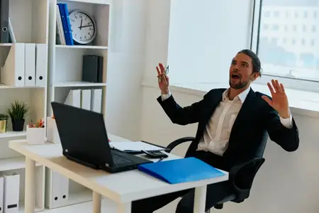 Менеджер работает в офисе перед ноутбуком, руководитель
