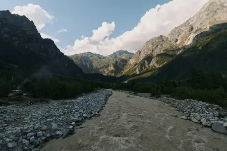 Пустынный, но потрясающий вид запечатлел пересохший ручей, извивающийся через гранитную долину